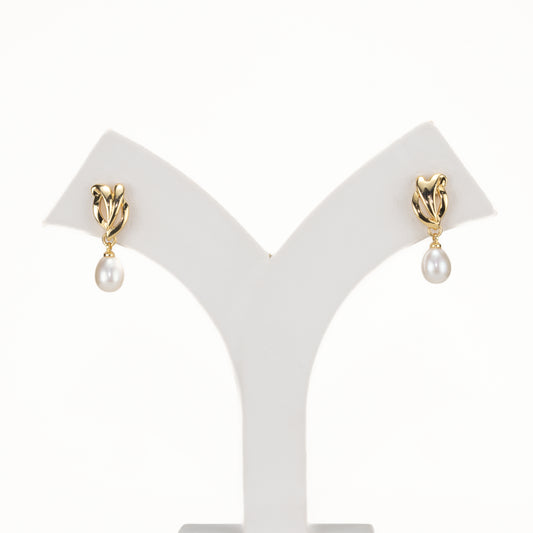 Distinctive White Freshwater Pearl Stud Earrings