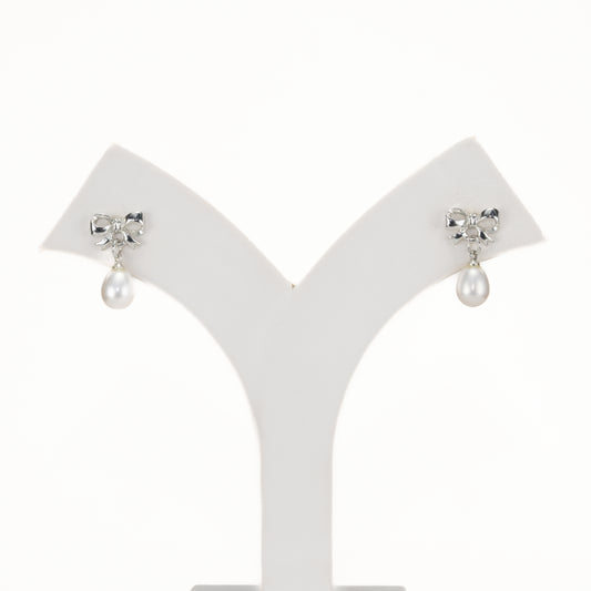 Attractive White Freshwater Pearl Stud Earrings