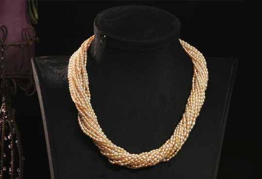 A Rainbow of Elegance: The Range of Natural Colored Pearl Jewelry