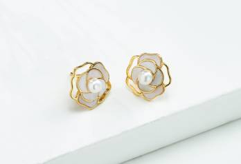Elevate Your Everyday Look with These Modern Pearls Earring