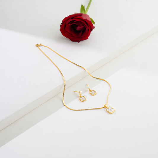 Subtle Pearl Necklace Set