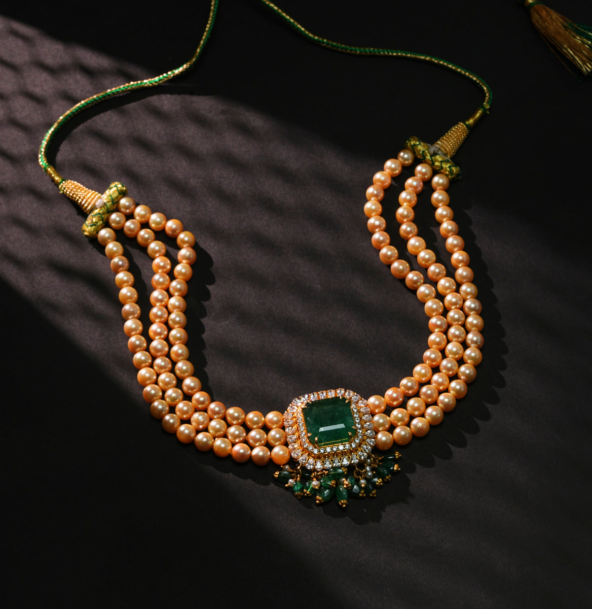 Graceful Emerald Stone Pearl Choker