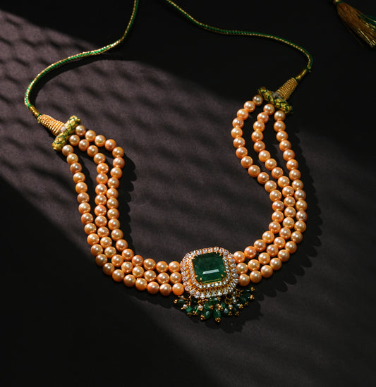 Graceful Emerald Stone Pearl Choker