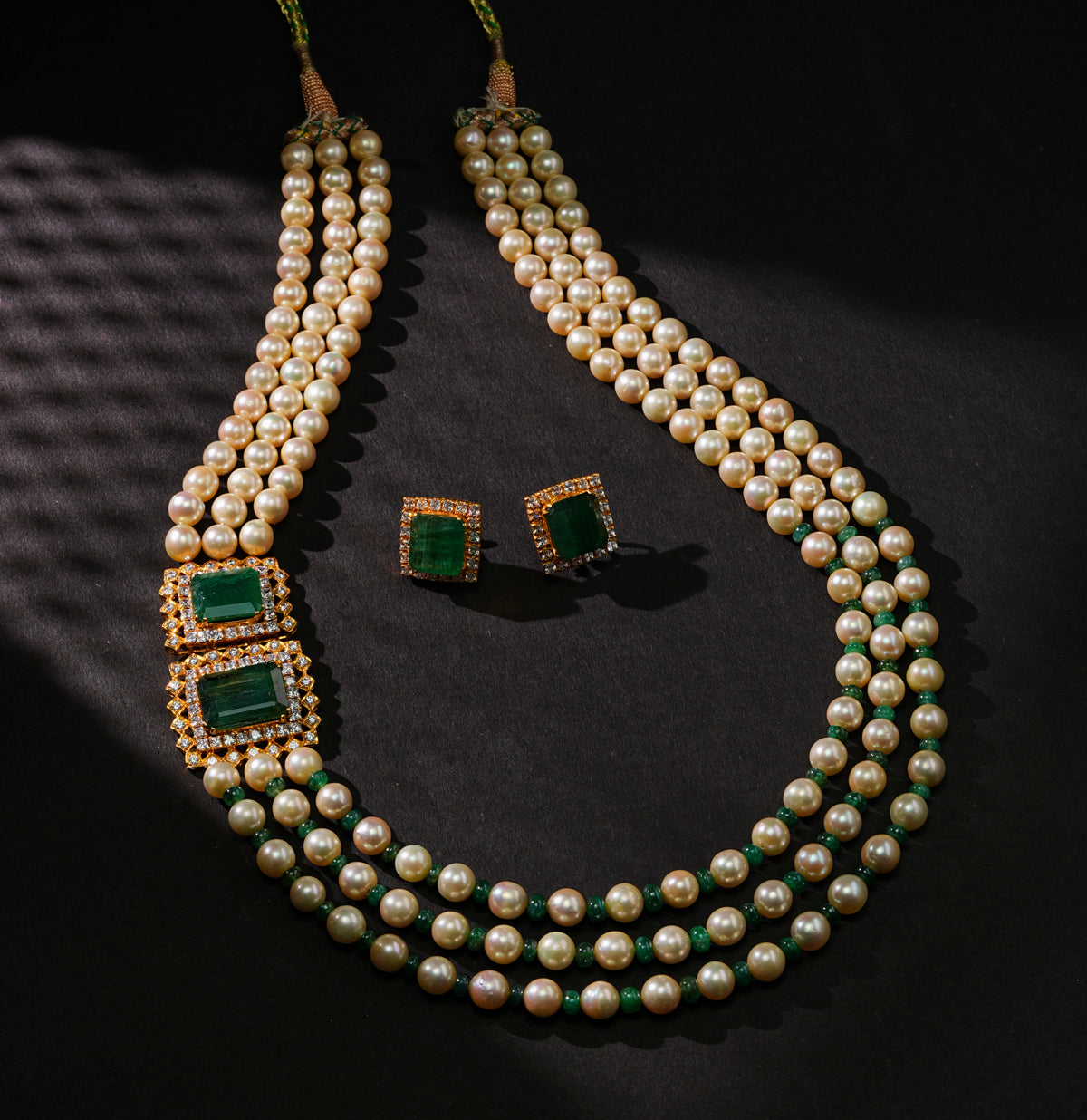 Distinctive Emerald  Pearl Side Piece Necklace