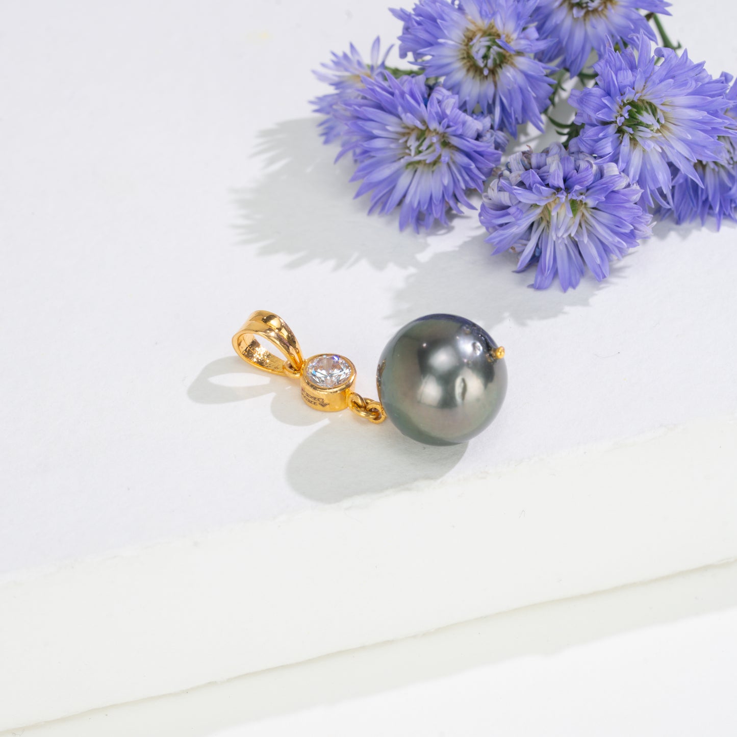 13.0-14.0mm Black Tahitian Pearl With 22K Yellow Gold Stone Pearl Locket