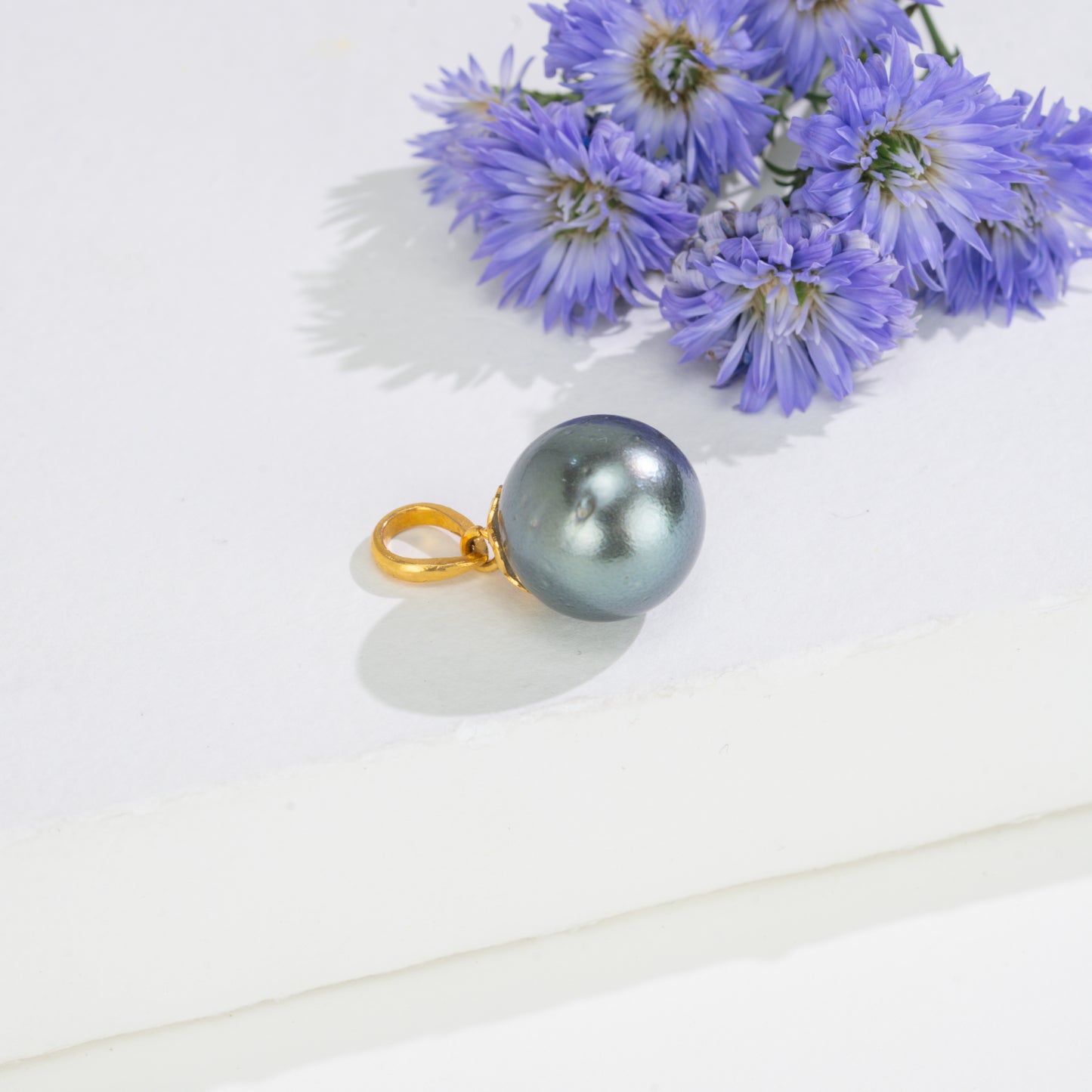 14.0-15.0mm Radiant Black Tahitian Pearl With 22K Yellow Gold Pearl Locket