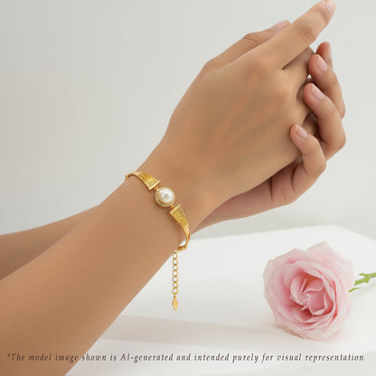 Decorative White Freshwater Pearl Bracelet