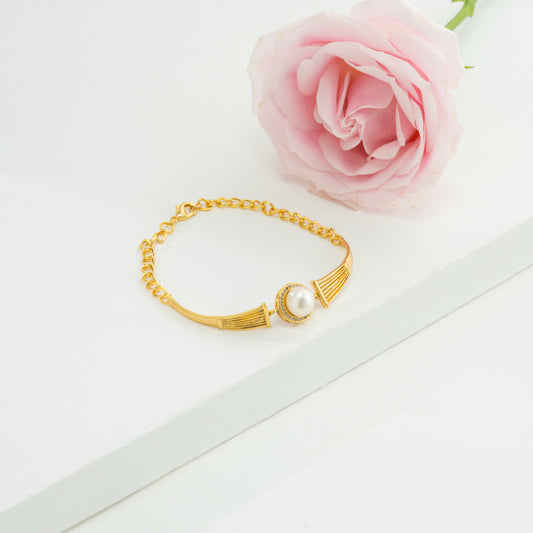 Decorative White Freshwater Pearl Bracelet