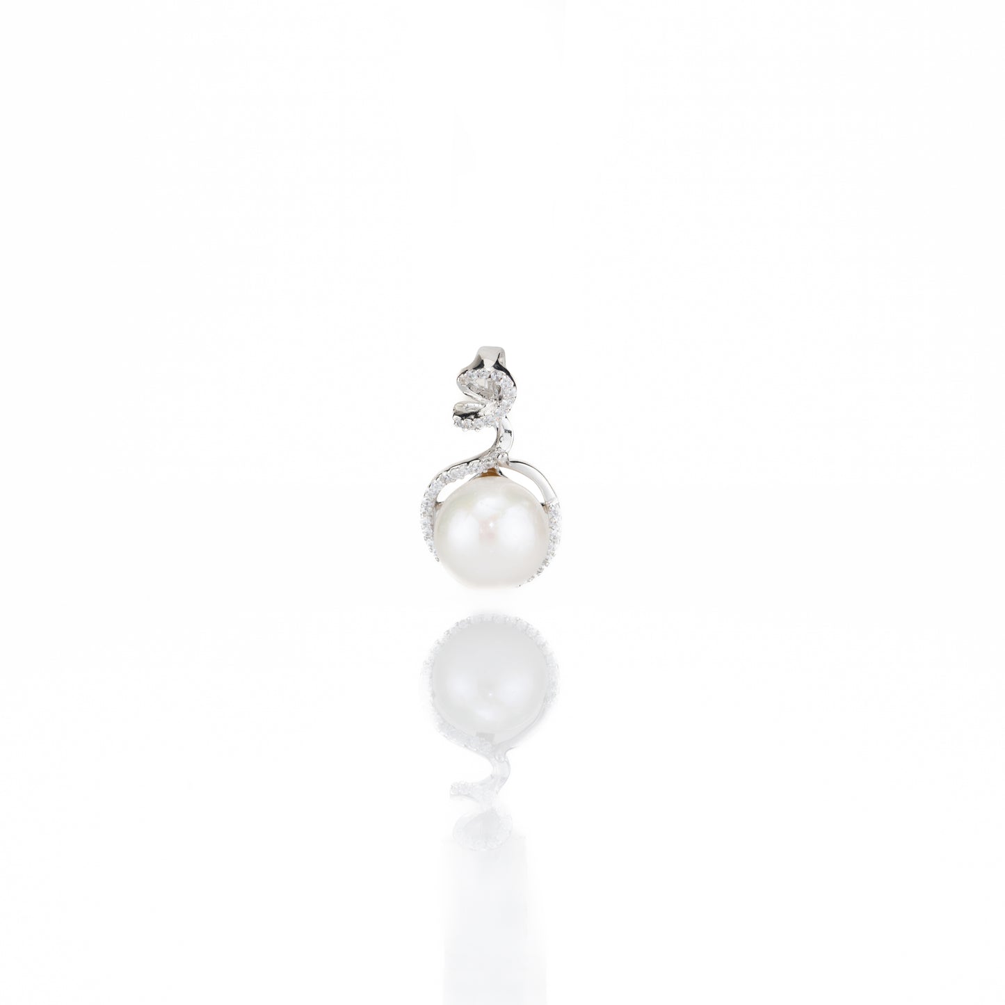 Beautiful Round White Freshwater Pearl Locket