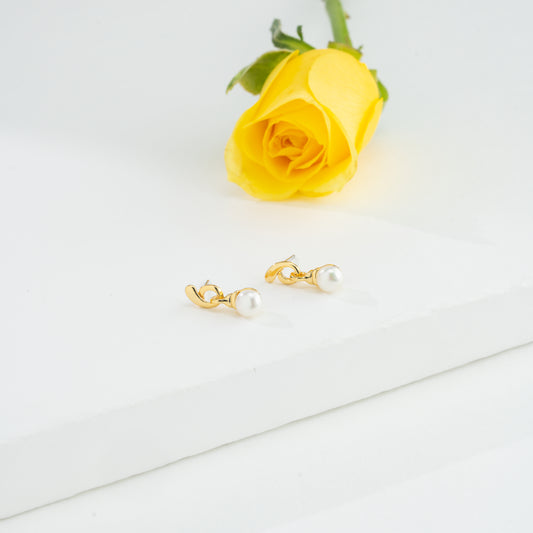Distinctive White Freshwater Pearl Stud Earrings