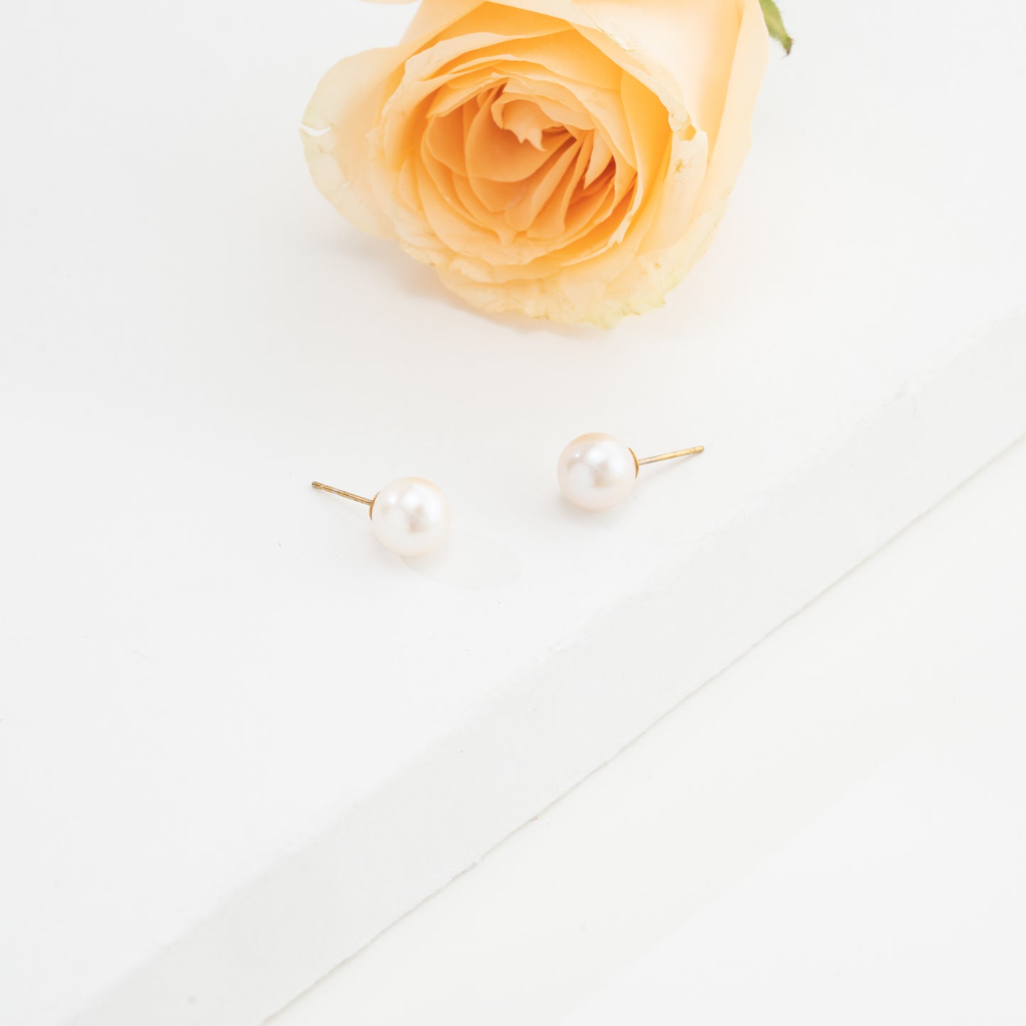 8.0-9.0mm White Round Freshwater Pearl Stud Earrings