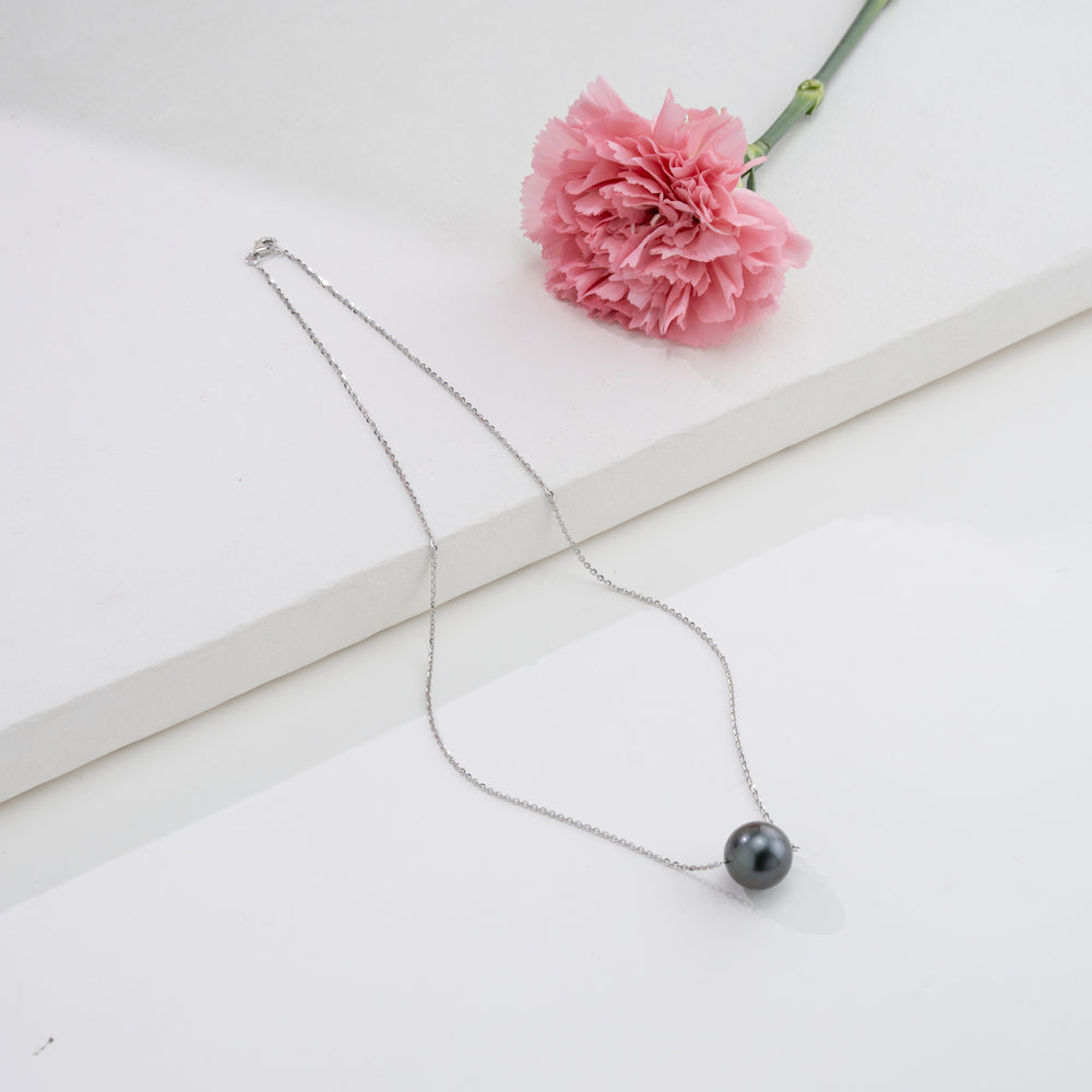 Pearl chains with gold