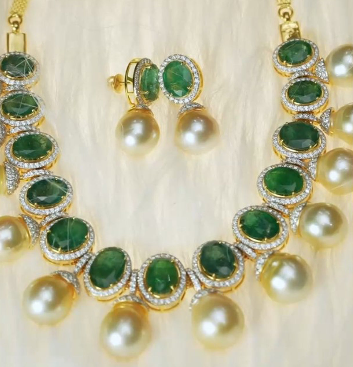 Gorgeous Emerald Diamond Necklace Set