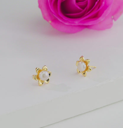 Shiny White Freshwater Pearl Stud Earrings