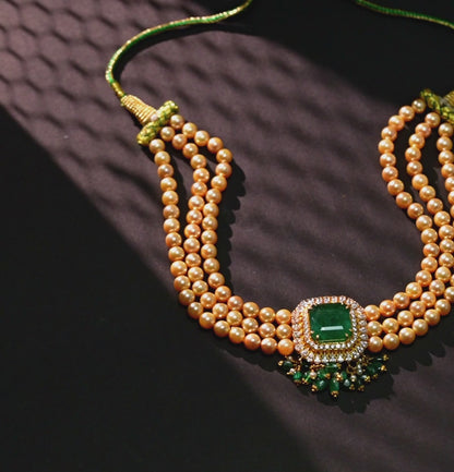 Graceful Emerald Stone Pearl Choker