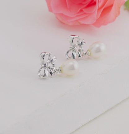 Attractive White Freshwater Pearl Stud Earrings