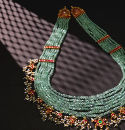 Understated Emerald Kundan Pearl Side Pieces Necklace