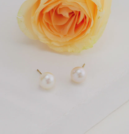 8.0-9.0mm White Round Freshwater Pearl Stud Earrings