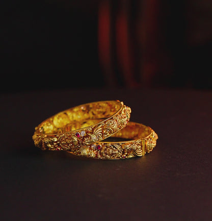 Brilliant Gold Stone Bangle