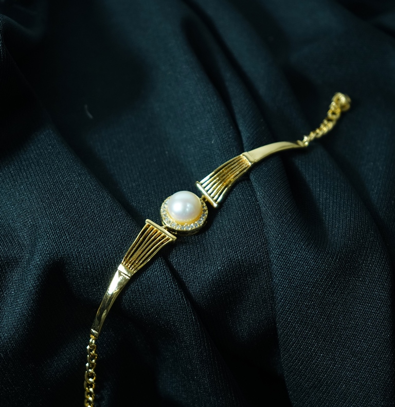 Beautiful Freshwater Pearl Bracelet with Semi Precious Stone Studded C –  Mangatrai Gems & Jewels Pvt Ltd