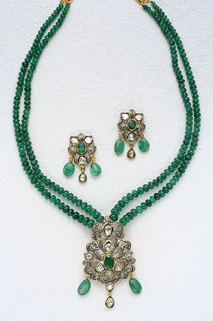 Emerald with Victorian Locket Set | Mangatrai Pearls & Jewellers